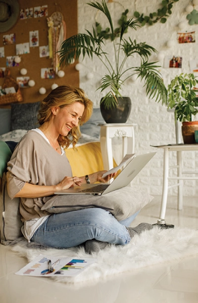 pc travail femme assise télétravail